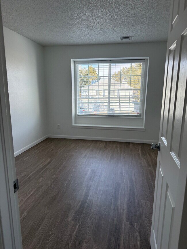 Building Photo - 2 Bedroom with Garage for Rent