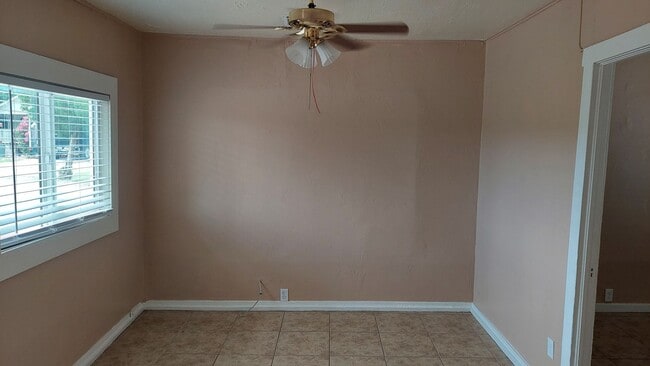 Building Photo - ADORABLE LAVEEN BUNGALOW!