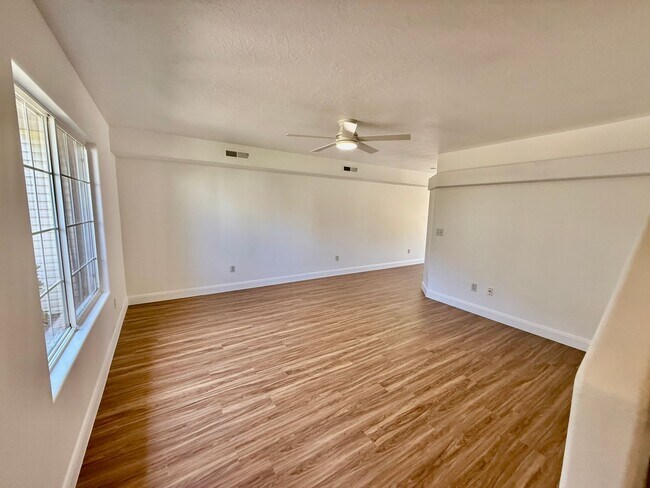 Building Photo - Redone Lexington Hills Townhome