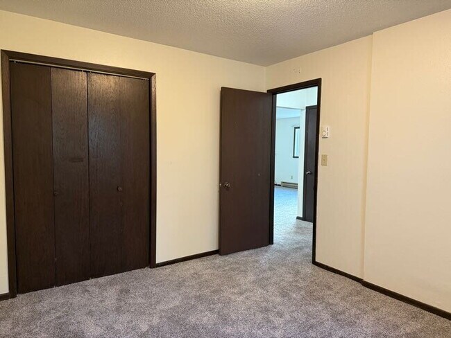 Building Photo - Spacious 2-Bed, 1-Bath Apartment Just 15 Minutes from Fargo
