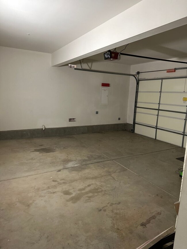 Building Photo - 3 bed  + Loft / 3.5 bath in Placentia, Ora...