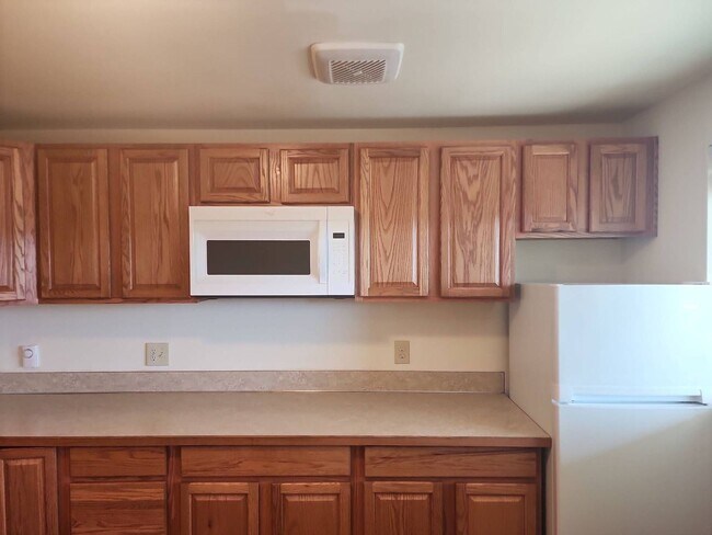 Building Photo - Studio!