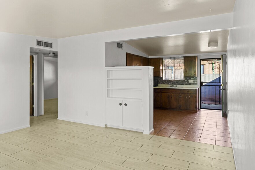 Building Photo - 725 E Freeman Pl