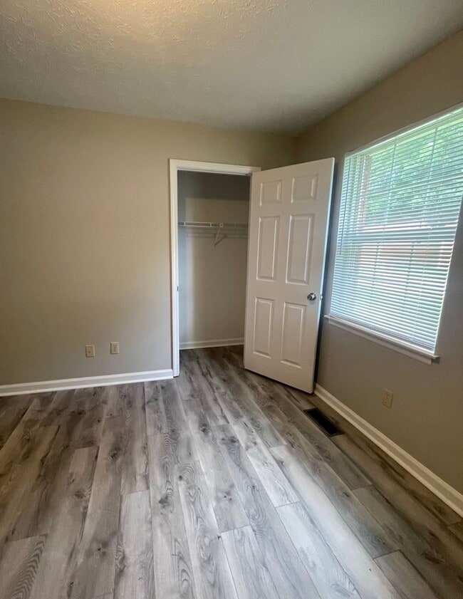 Building Photo - Spacious ranch style 3 bedroom, 2 bath wit...