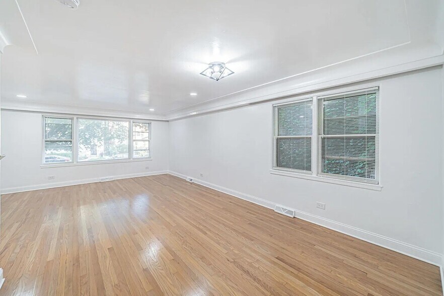 Primary Photo - 7530 N Oakley Ave