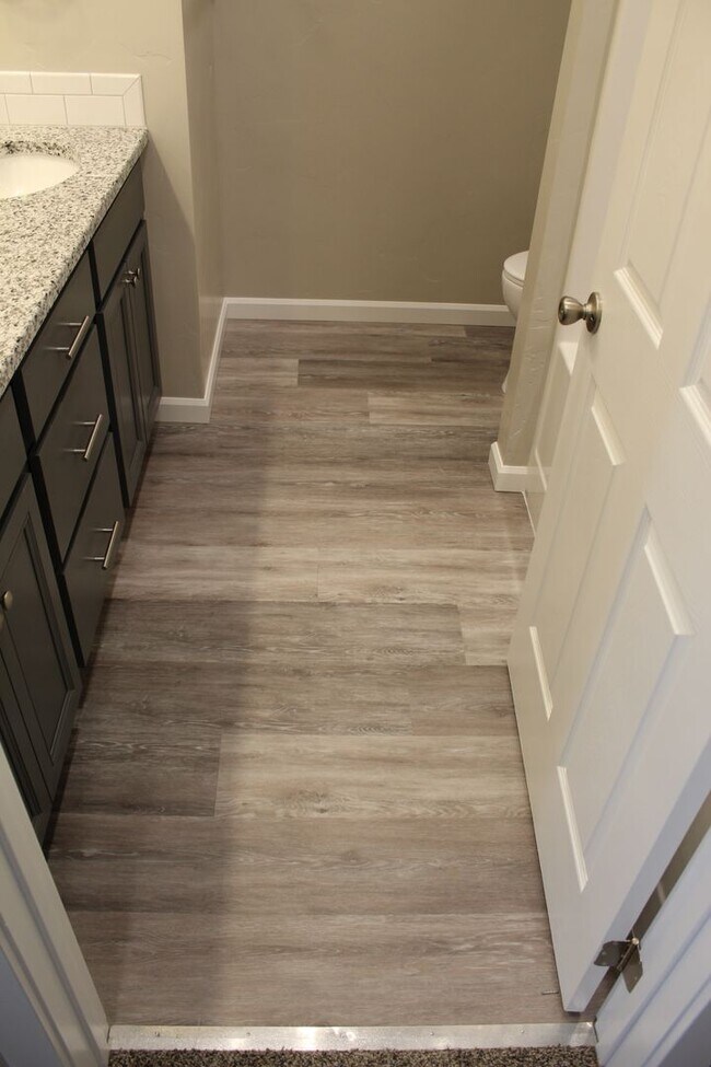 Building Photo - Beautiful Newer Townhouse