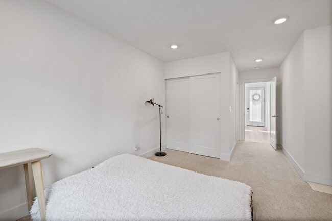 Building Photo - Modern Luxury Living in the Heart of Kirkland- Available for RENT August 15th