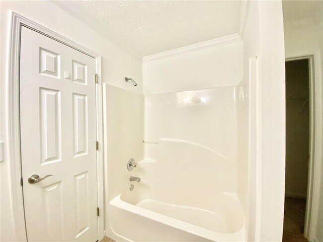 Building Photo - 640 Suwanee Lakes Cir NW