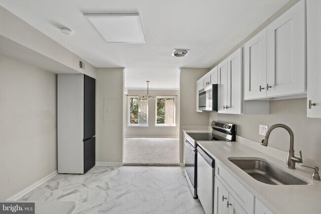 Primary Photo - 11305 Commonwealth Dr