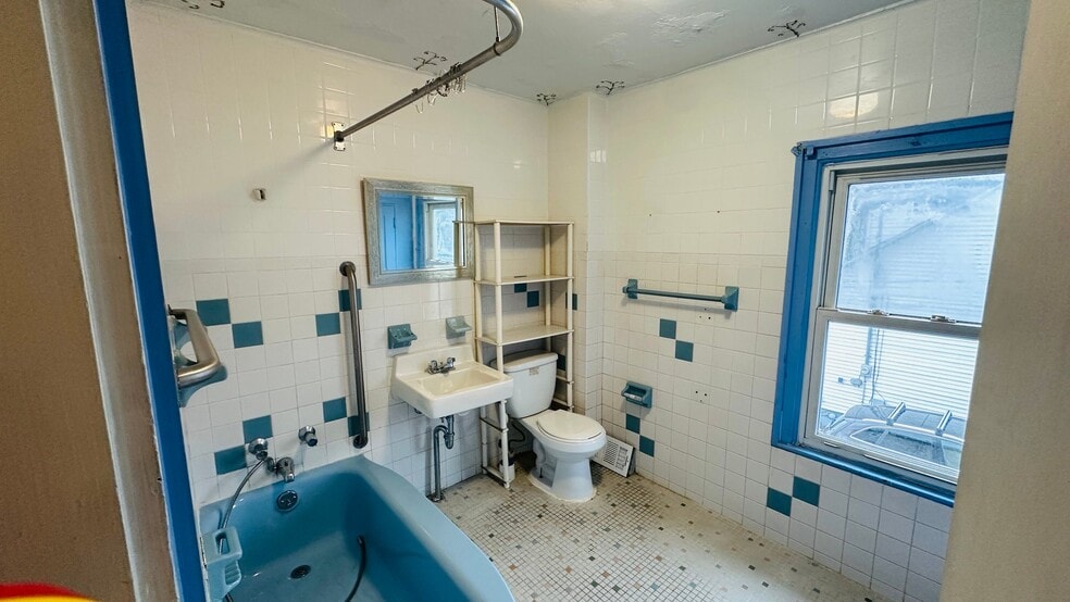 Building Photo - 612 Court St