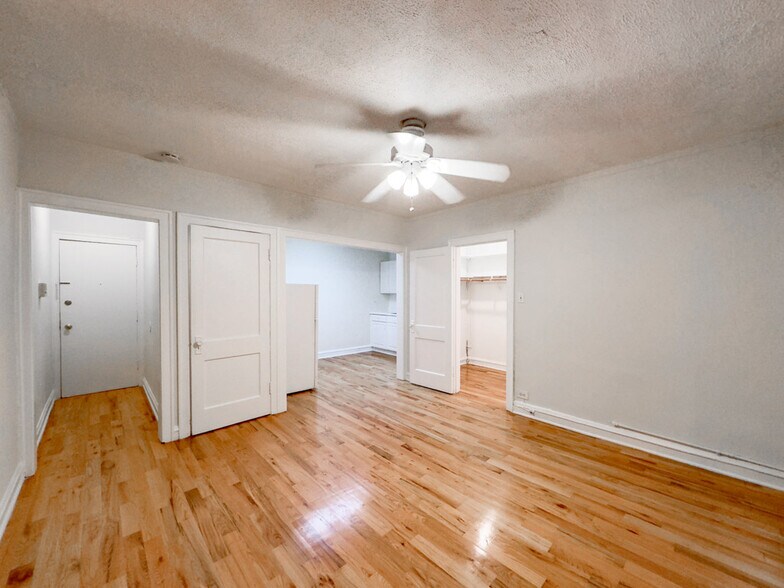 Building Photo - 545 W Wellington Ave