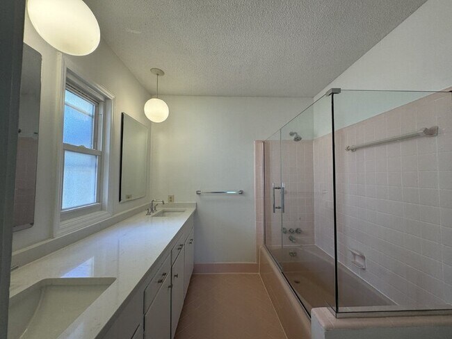 Building Photo - 201 Livingston Dr