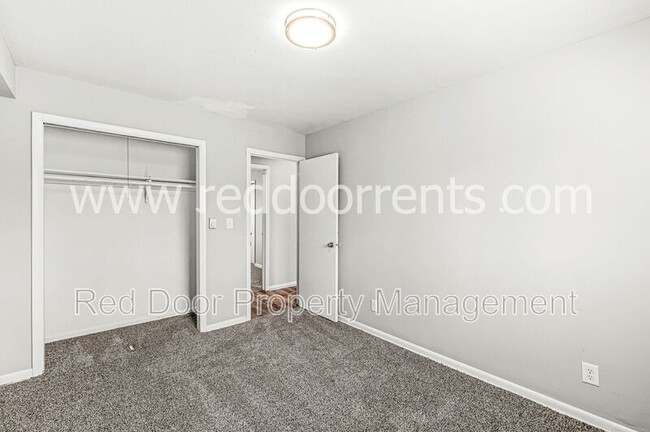 Building Photo - 10301 Medallion Dr