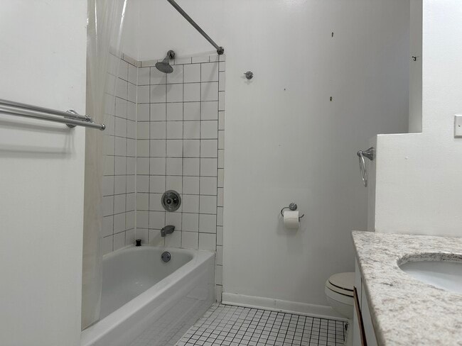 Building Photo - 2451 N Marshfield Ave