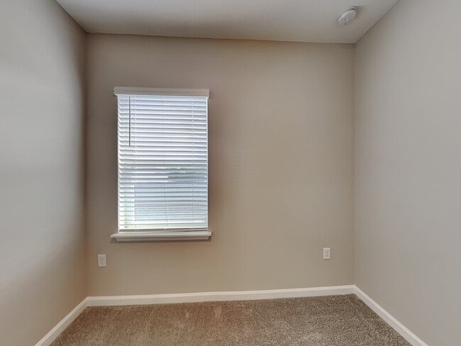 Building Photo - 637 Bayhawk St