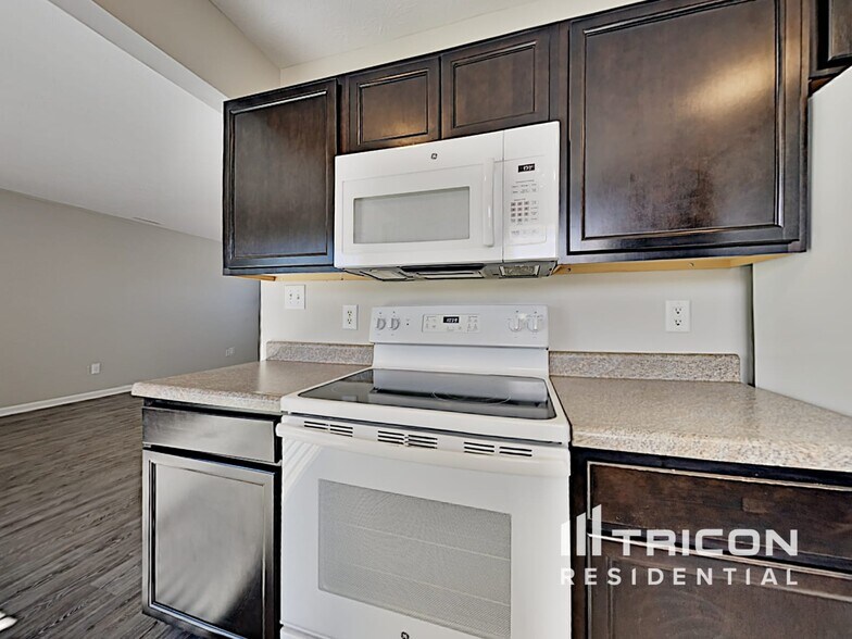 Building Photo - 2887 Beethoven Ave