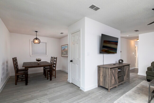 Building Photo - 1704 Kynette Dr