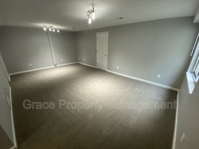 Building Photo - 930 Button Rock Dr