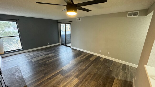 Building Photo - 1 bed, 1 Bath, 700 SF with AC, pool, hot t...