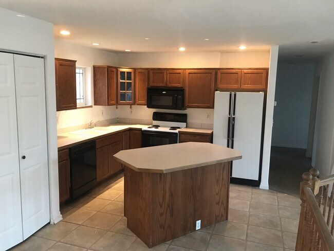 Building Photo - SPACIOUS 4BD/3BA SOUTH HILL HOME | 2-CAR GARAGE | FENCED YARD | W/D INCLUDED