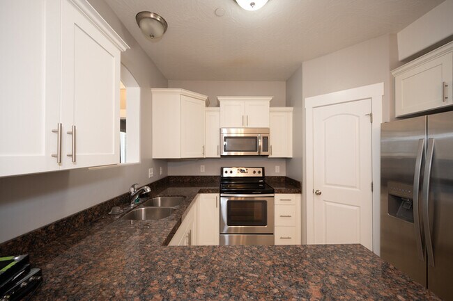 Building Photo - Main Floor Condo in Saratoga Springs!