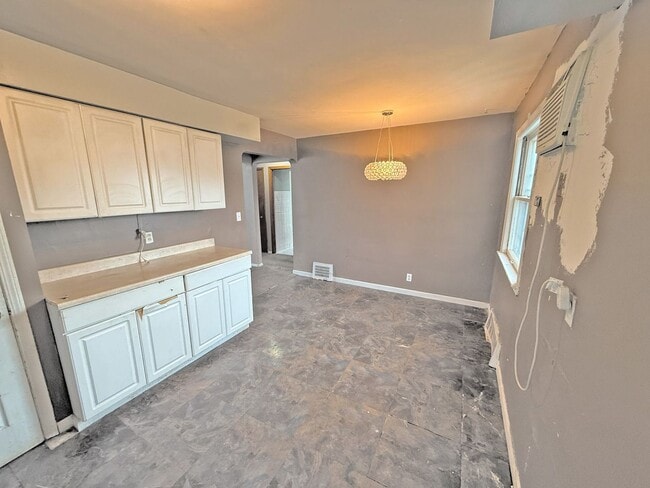 Building Photo - 3 BED 1 BATH BEAUTIFUL SINGLE FAMILY HOME ...