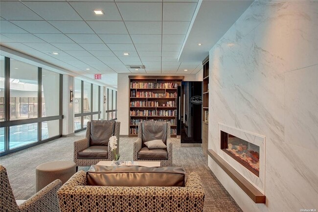 Building Photo - 2 Bay Club Dr