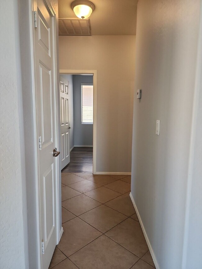 Building Photo - "Charming Anthem Retreat: 3-Bed, 2-Bath Ge...