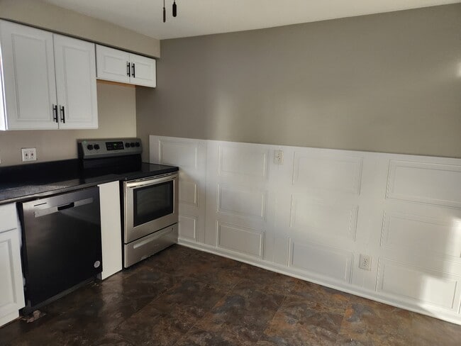 Building Photo - 4140 Birchwood Dr N