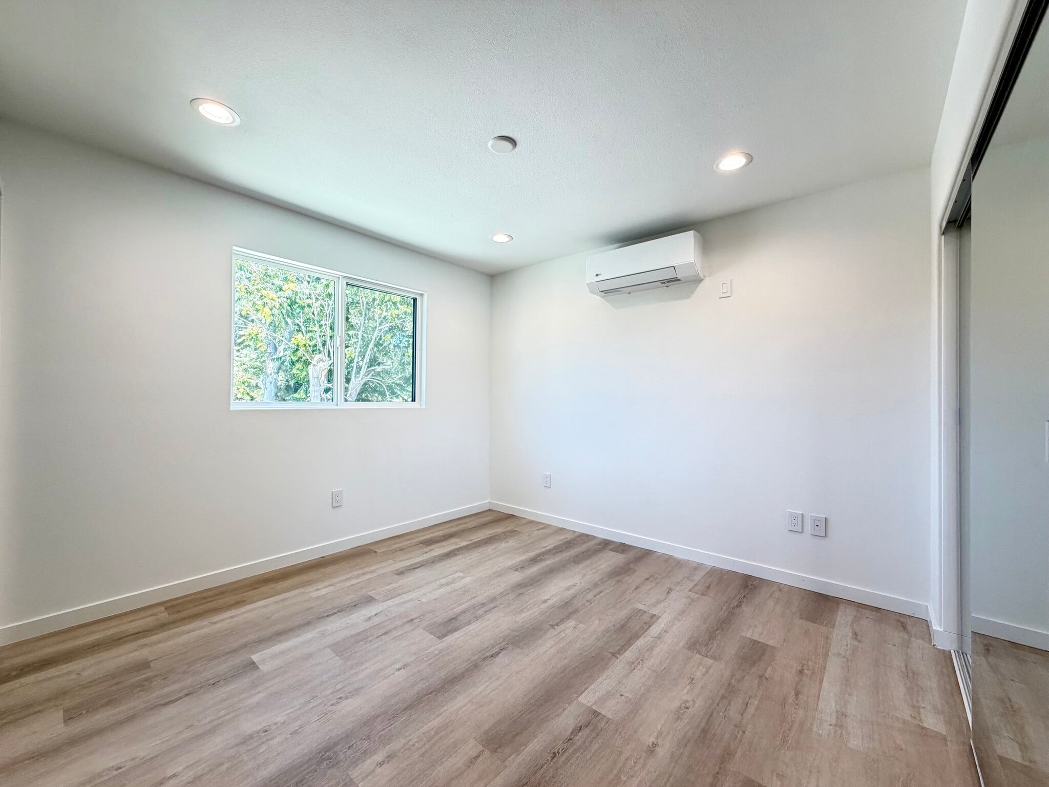 Updstairs bed 2 - 14818 Astoria St