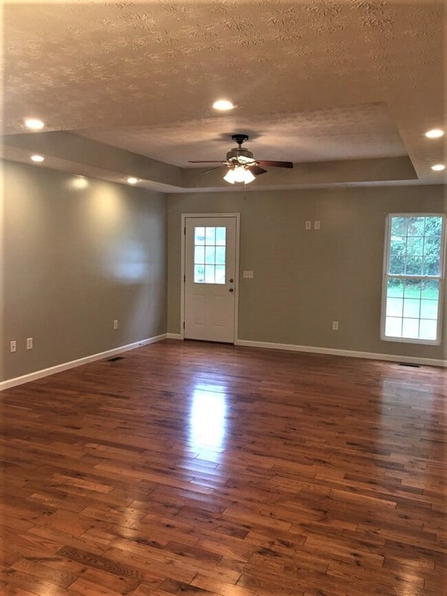 Building Photo - Immaculate Townhouse in Barboursville