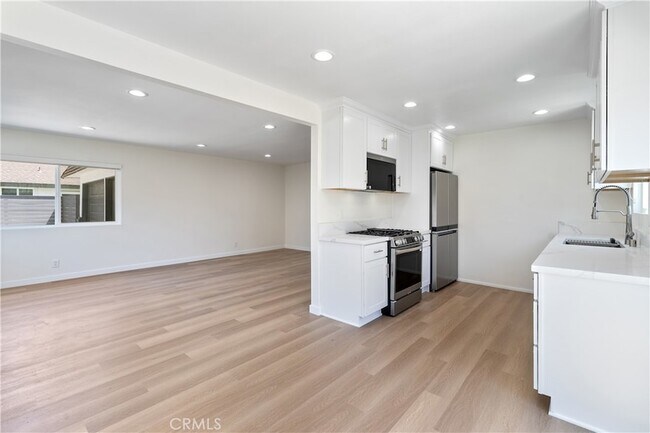 Building Photo - 2049 Tustin Ave