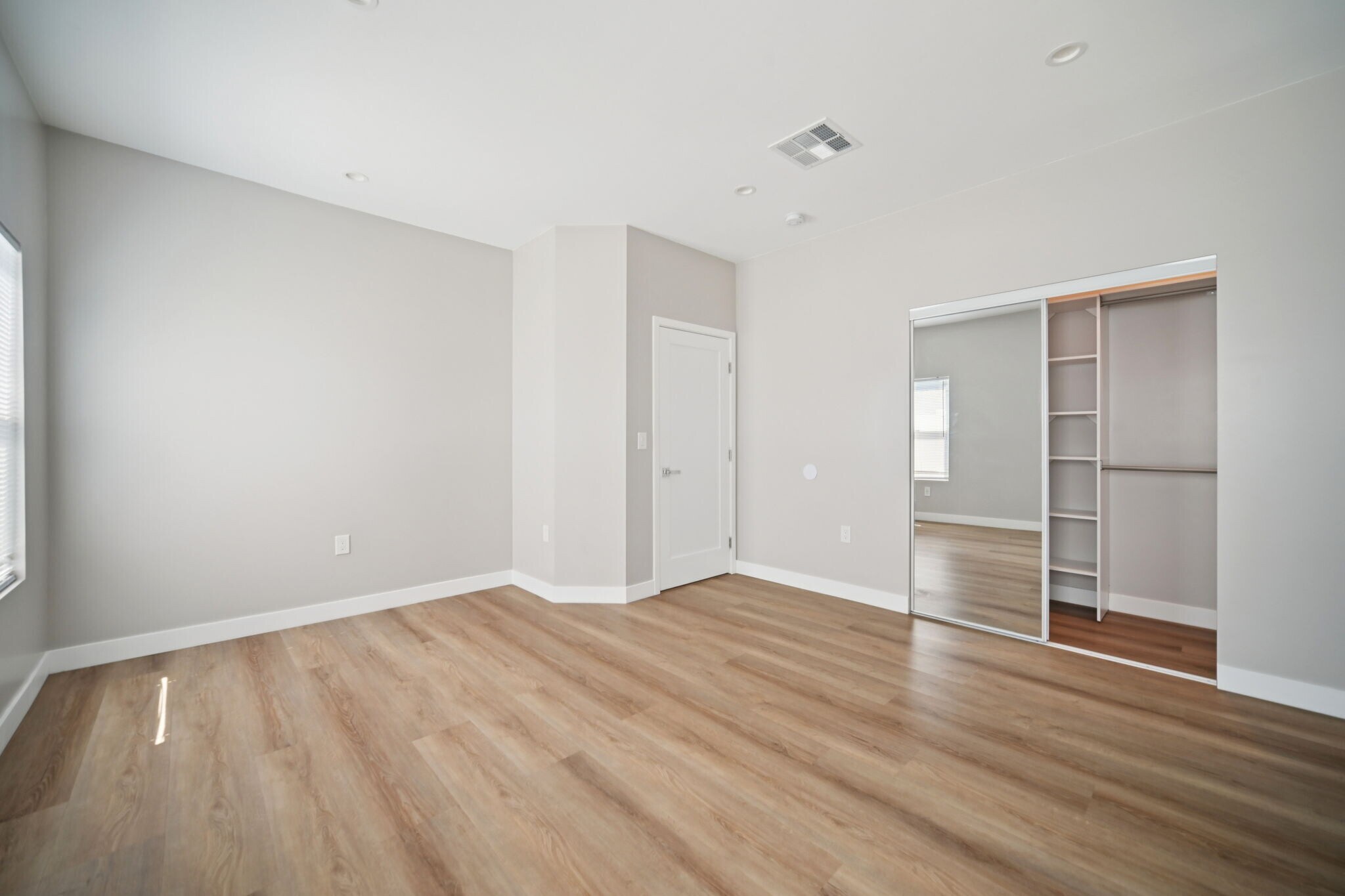 Building Photo - 8436 Oakdale Ave