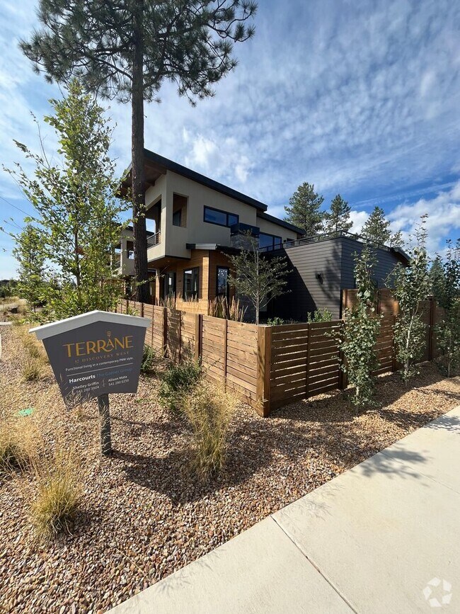 Building Photo - Like-New Townhome in the Gorgeous Terrane ...