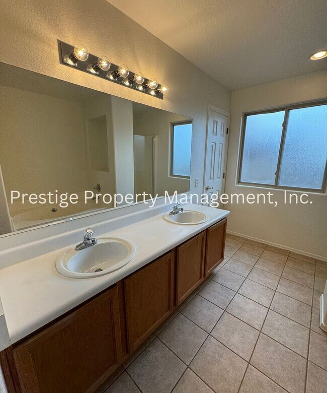 Building Photo - Charming All Tile 4/2 Rita Ranch Home