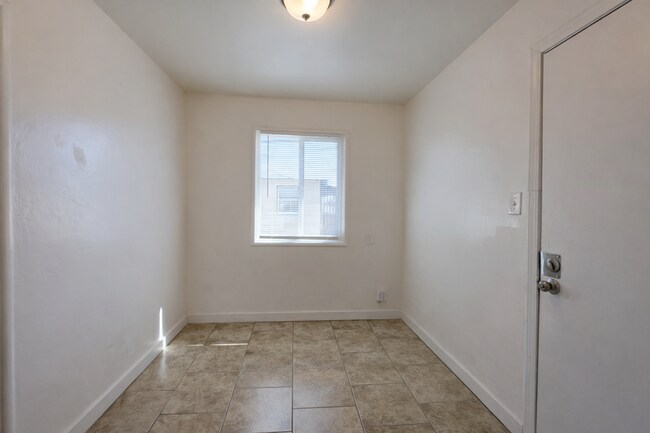 Building Photo - 1916 E Hunter Ave