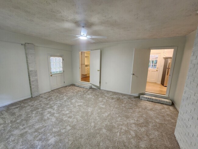 Building Photo - 1130 Woodlands Rd