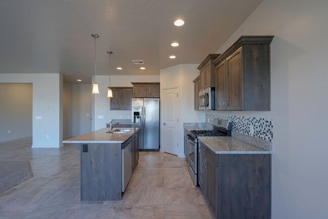 Building Photo - 4 bedroom 2 Bath Home in Desert Edge Cove ...