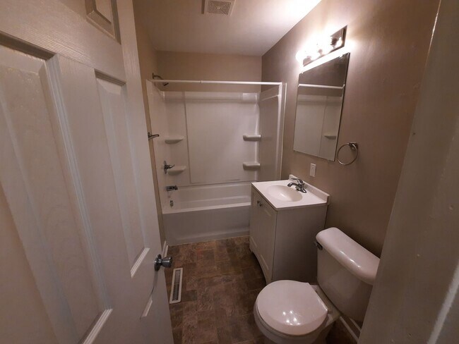 Building Photo - 3 Bedroom, 1 Bathroom Home!