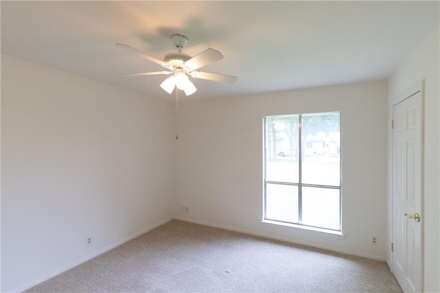 Building Photo - 925 Echo Ln
