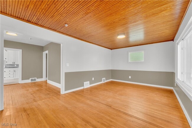 Building Photo - 10403 Russell Ave