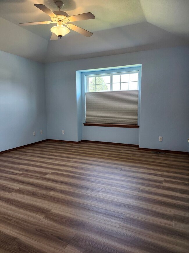 Building Photo - New Listing in a Beautiful Location in a Golf Community