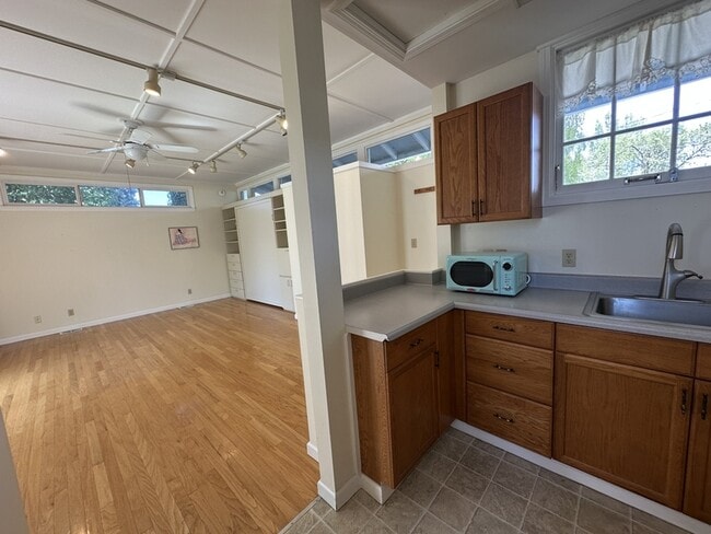 Building Photo - 795 E College St