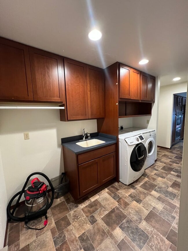 Building Photo - Humbolt Lp condos