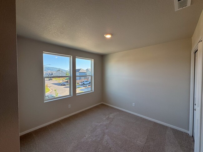 Building Photo - 4 Bedroom, 2 1/2 Bath Home in Marcola Meadows