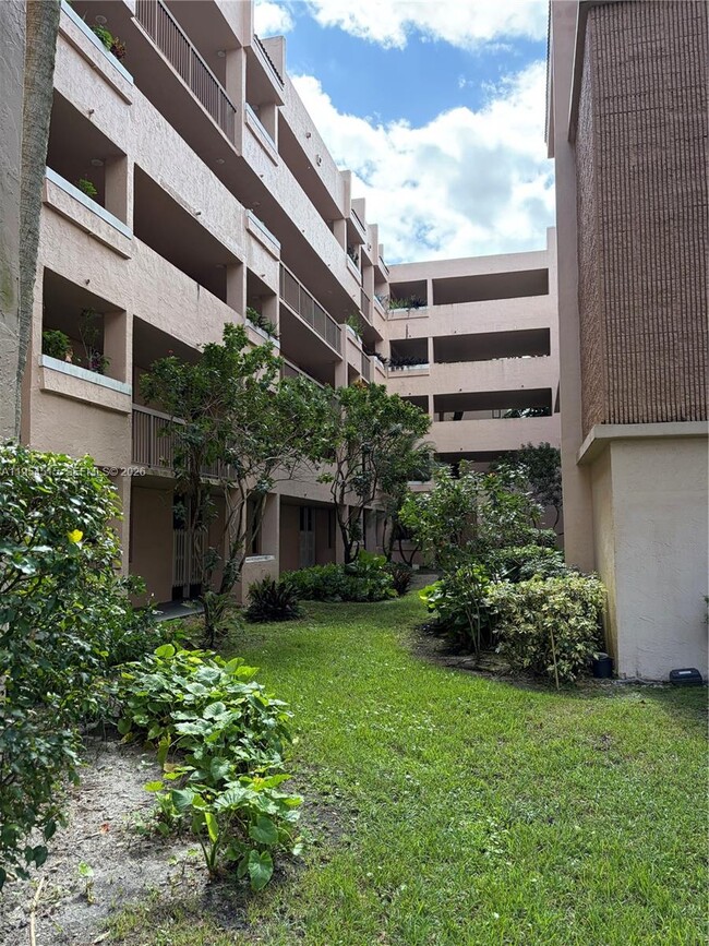 Building Photo - 6800 Cypress Rd