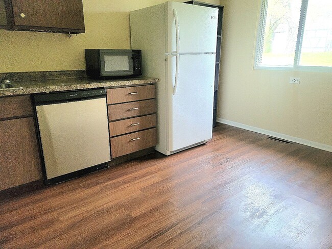 Building Photo - 70 Pine Ct