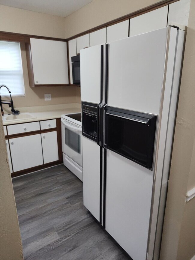 Building Photo - Well Maintained Condo Gated Community