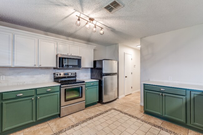 Building Photo - 2112 Royal Acres Trail