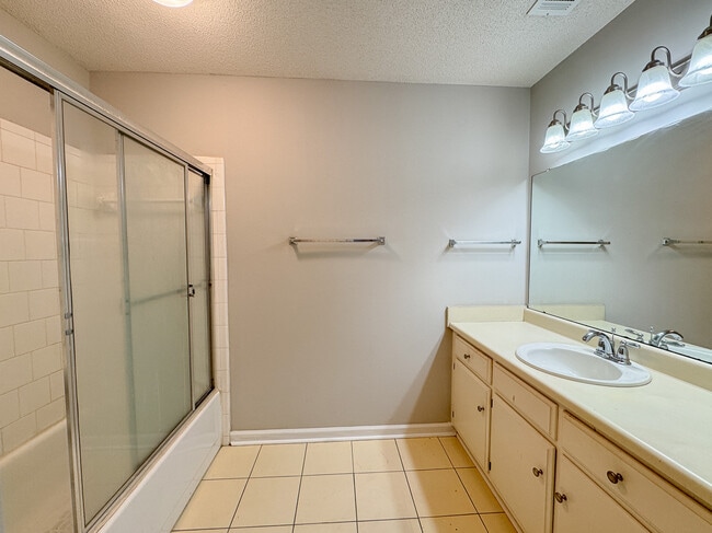 Building Photo - 8 Clayton Ln